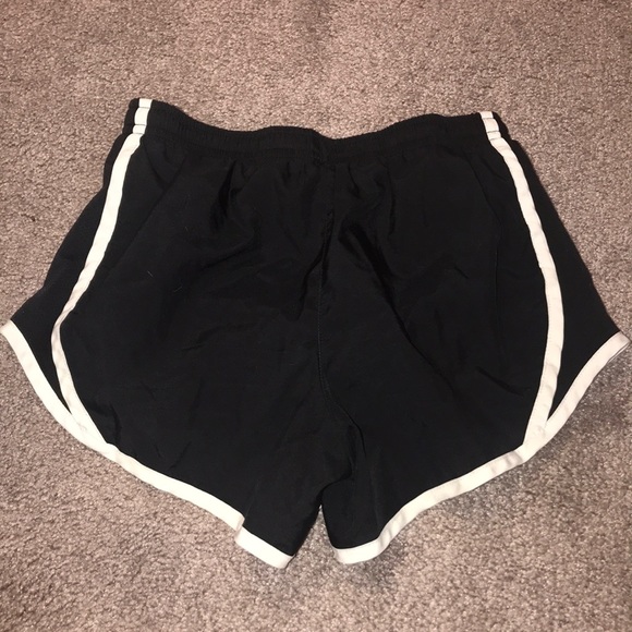 Girls Nike shorts - Picture 2 of 2